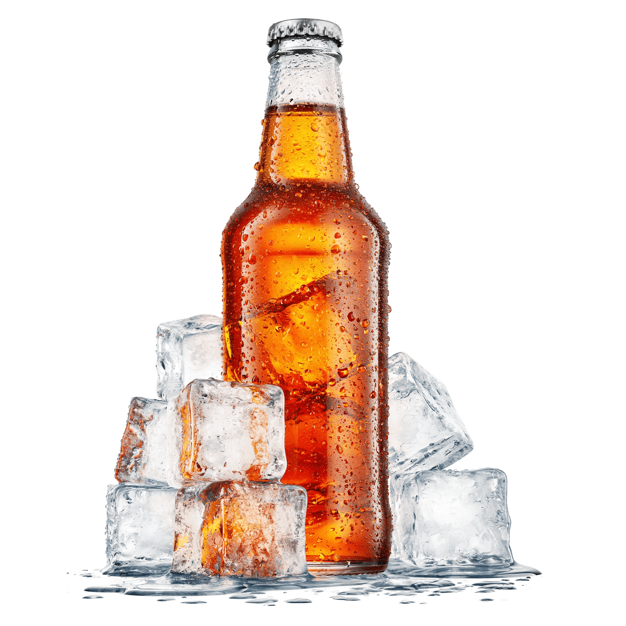 Een glazen fles bier met condensdruppels, omringd door smeltende ijsklontjes op een witte achtergrond.