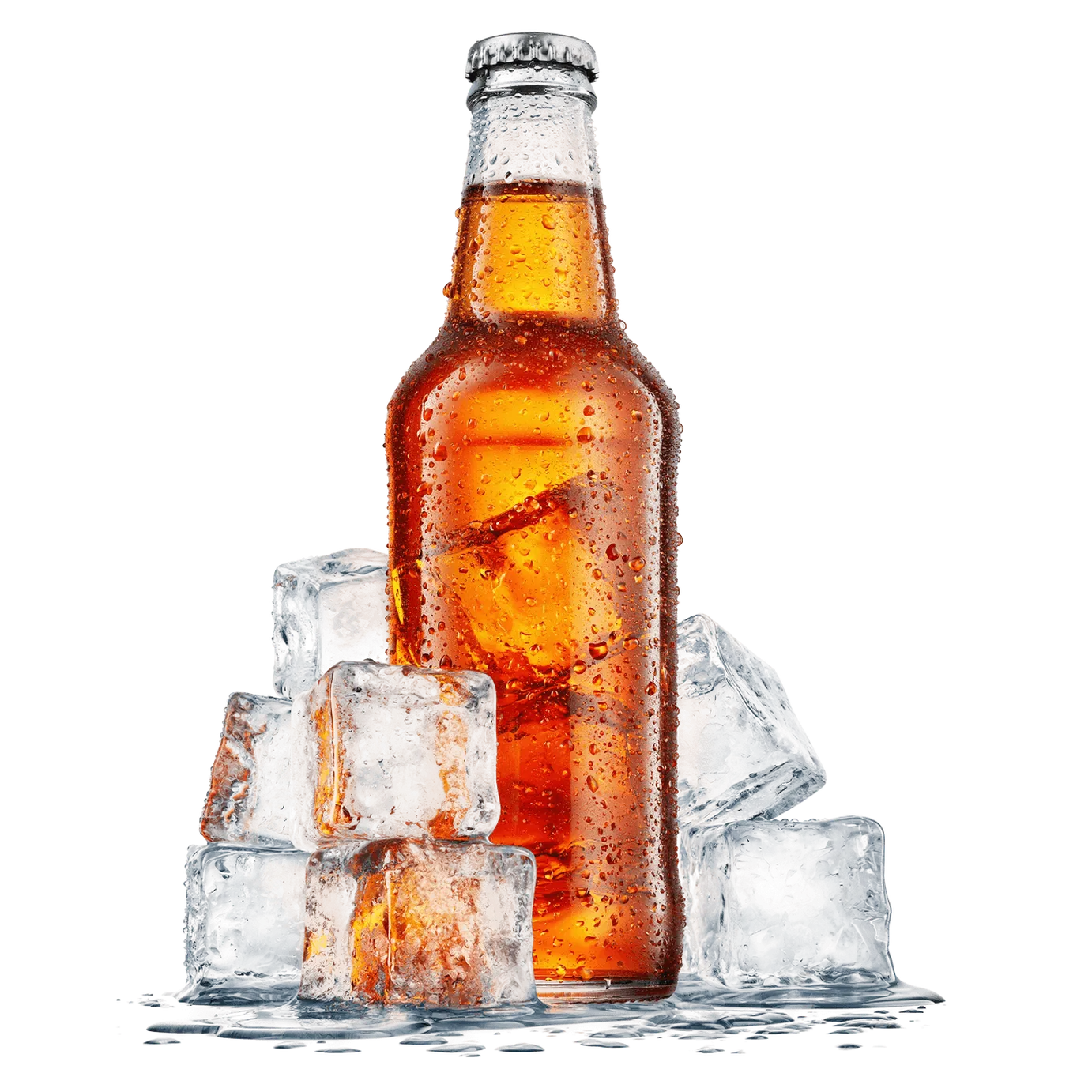 Een glazen fles bier met condensdruppels, omringd door smeltende ijsklontjes op een witte achtergrond.