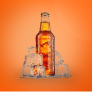 Een glazen fles bier met condensdruppels, omringd door smeltende ijsklontjes op een witte achtergrond.