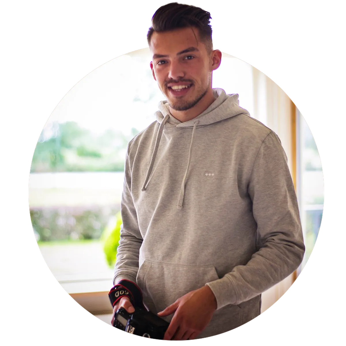 Portret van Jordy Sleebos met een camera in zijn hand