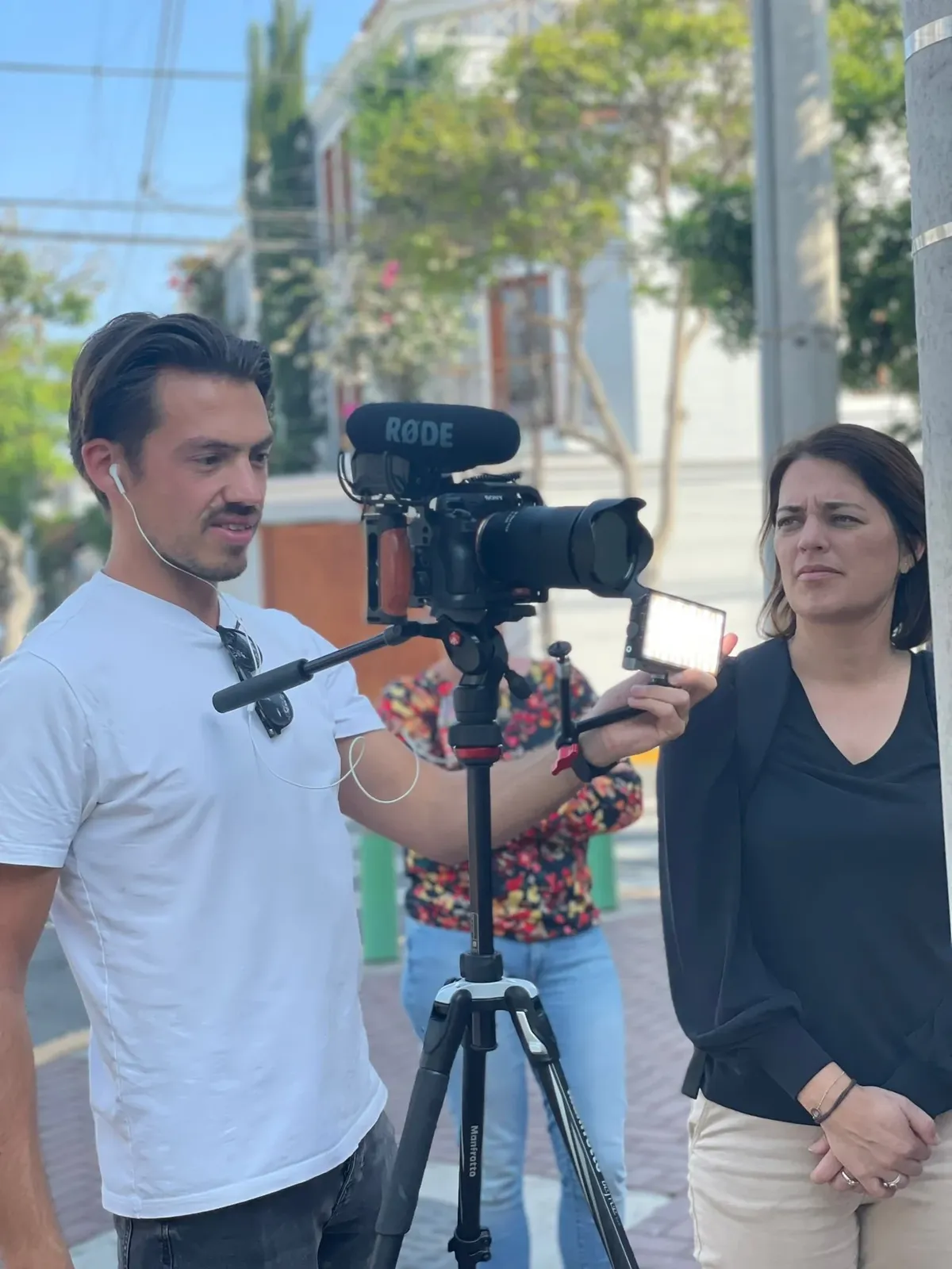 Opname van een interview, met camera en richtmicrofoon