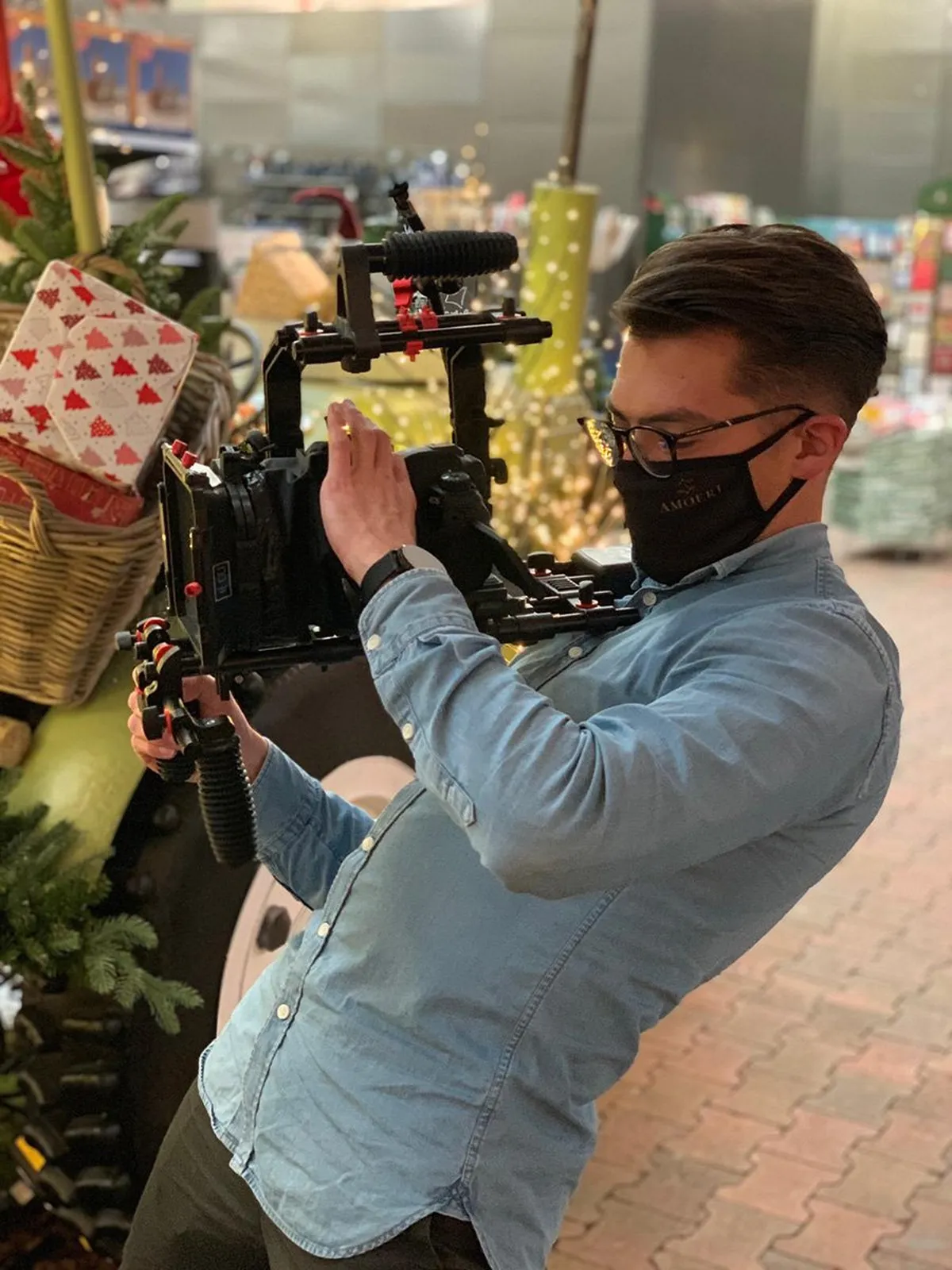 Jordy filmt op locatie met de camera in de hand