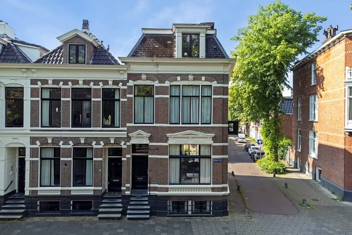 Twee herenhuizen met erker aan een straat