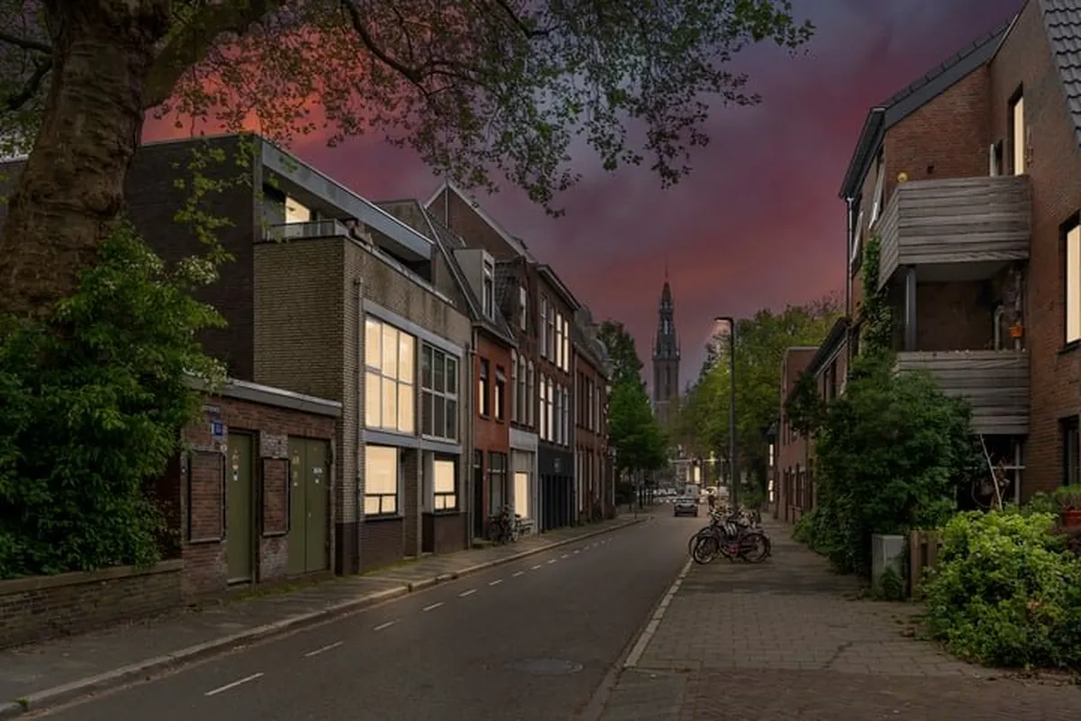 Straat met stadswoningen bij zonsondergang