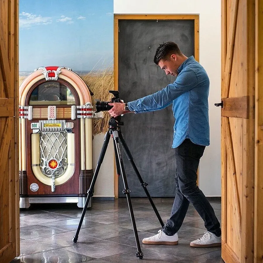 Jordy fotografeert een interieur met camera op statief