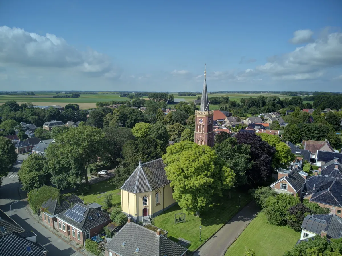 Luchtfoto van een dorpskern met kerktoren