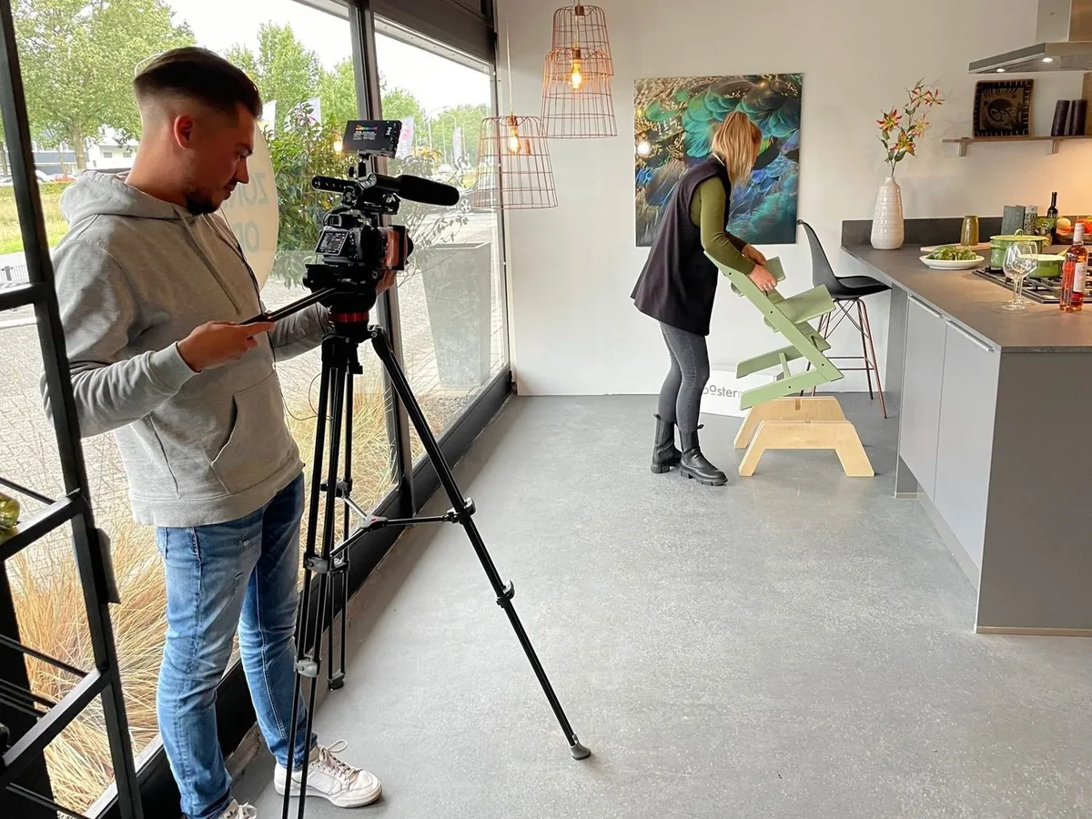 Camera op statief tijdens een opname binnen