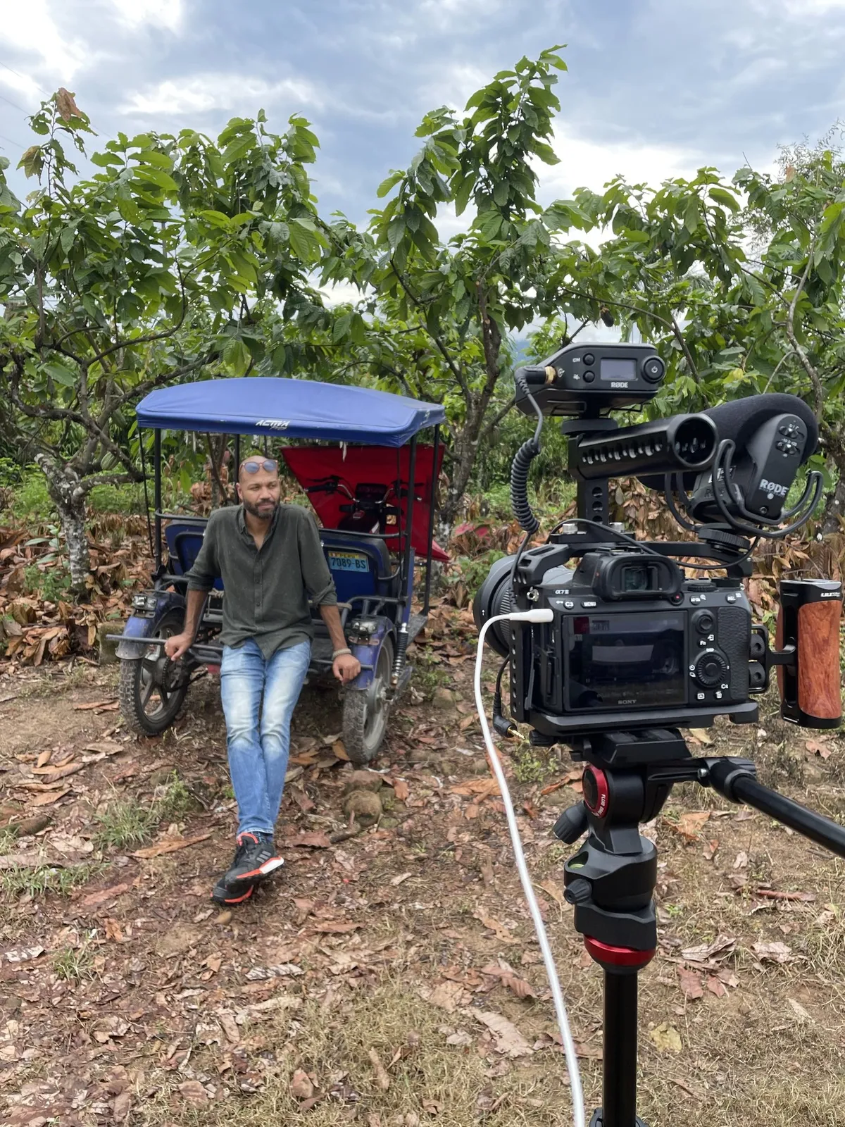 Draaidag op locatie: camera op statief in een boomgaard