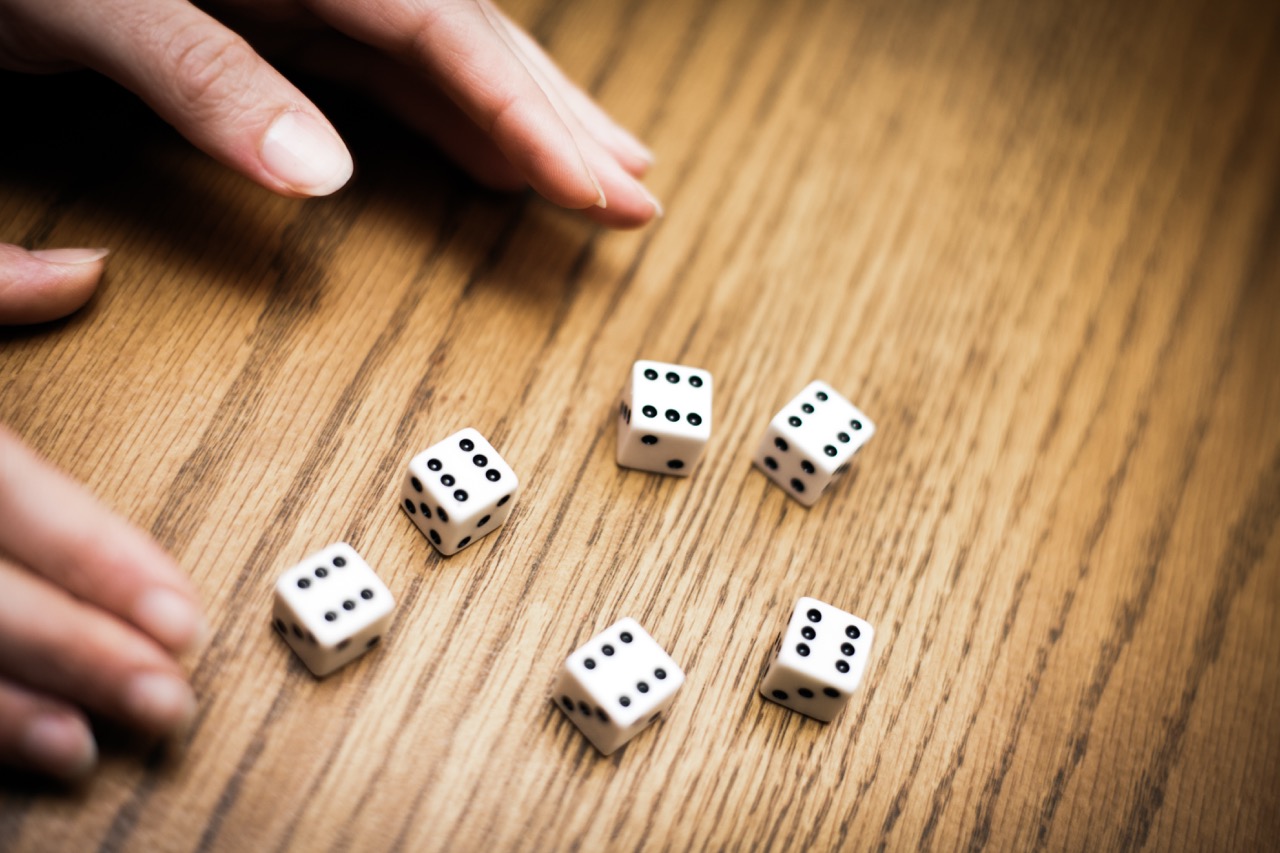 6 dobbelstenen op een tafel