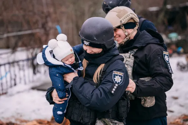 Yulia evakuerer et barn fra et af de hårdest ramte områder i Ukraine