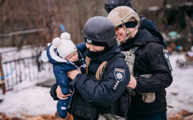 Yulia evakuerer et barn fra et af de hårdest ramte områder i Ukraine