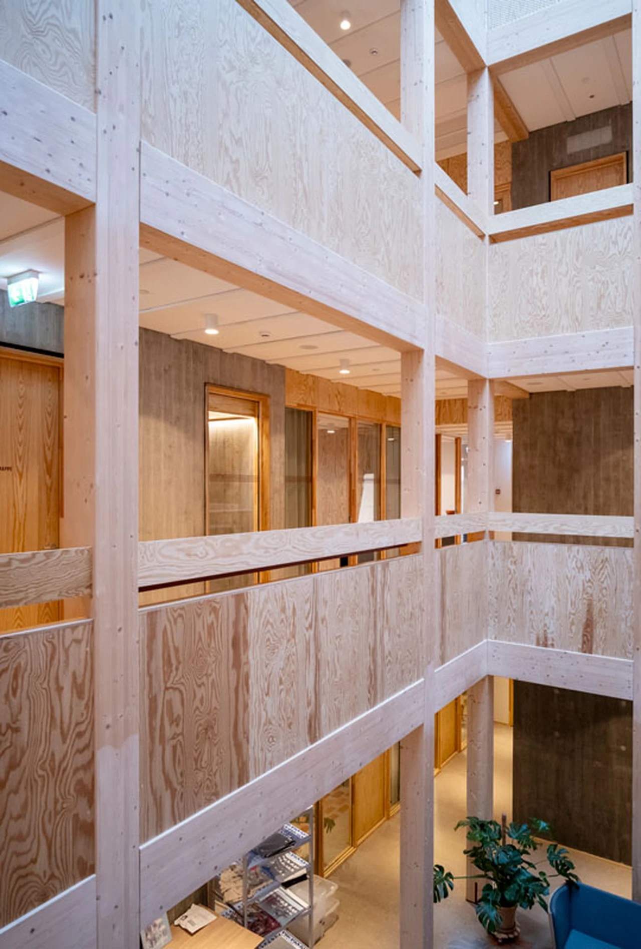 Trædør og glasparti i massivt træ fra Wallmakers