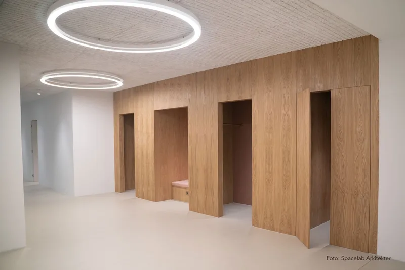 Spacelab Arkitekter – glasvægge og døre i egetræ (Wallmakers Træsystem 4 og 5)