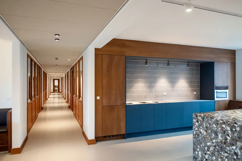 HAUS – detalje af trærammeparti i bejdset egefinér
