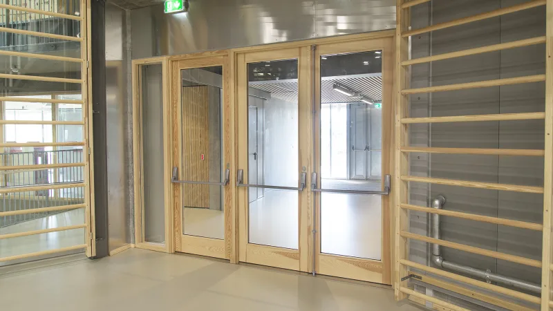 Kalvebod Fælled Skole – brandklassificerede glasdøre i træ med panikbeslag