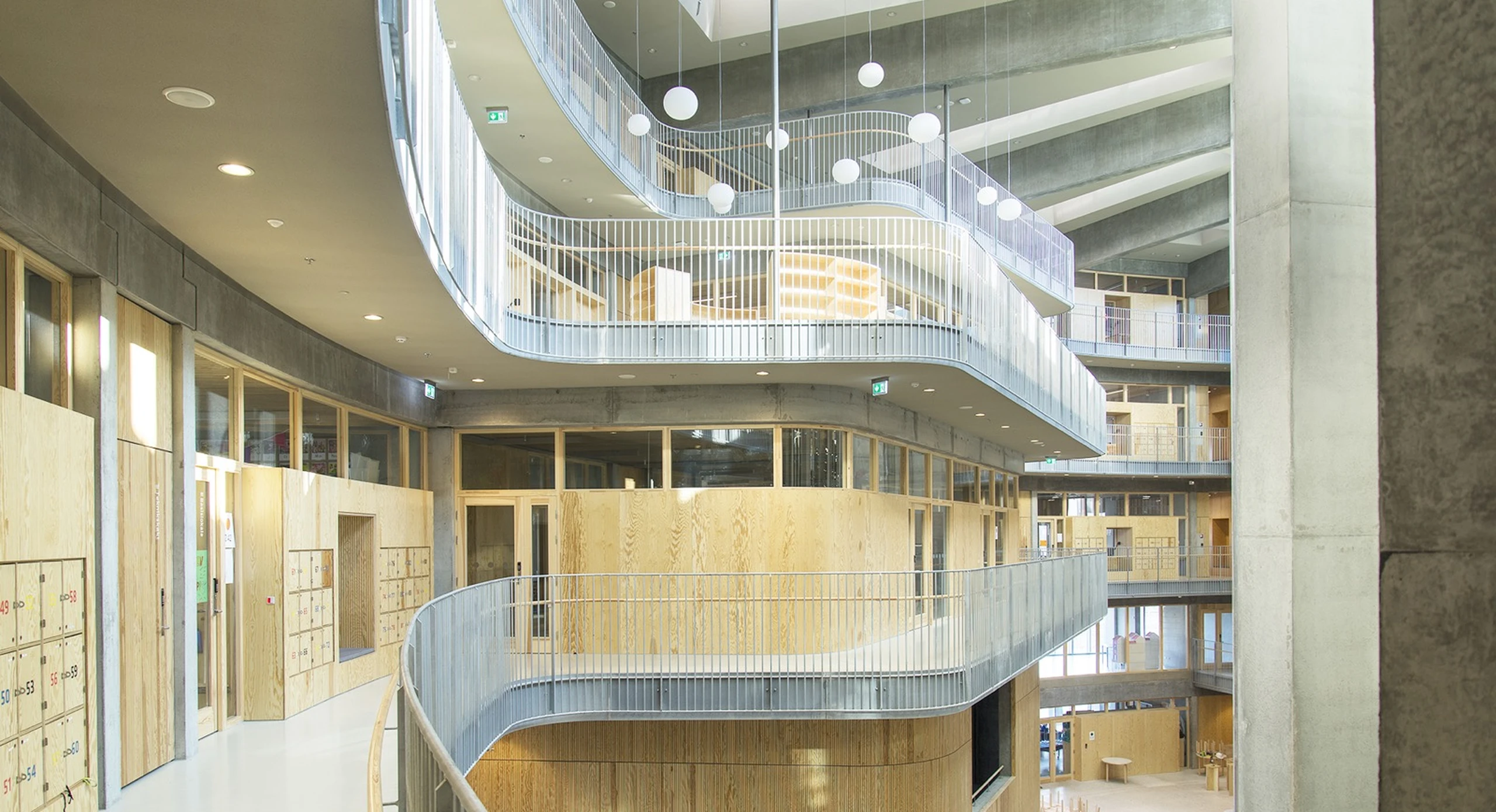 Kalvebod Fælled Skole – atrium med trækarme og glaspartier fra Wallmakers
