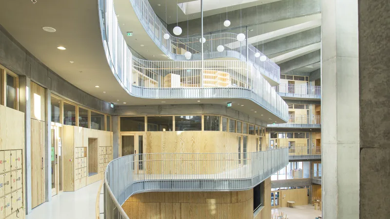 Kalvebod Fælled Skole – atrium med trækarme og glaspartier
