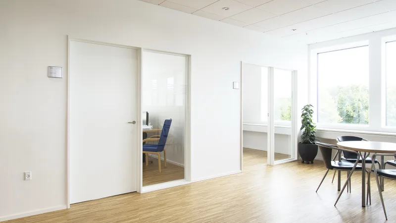 Orbicon Taastrup – hvidmalet BoxWall dørparti i kontor