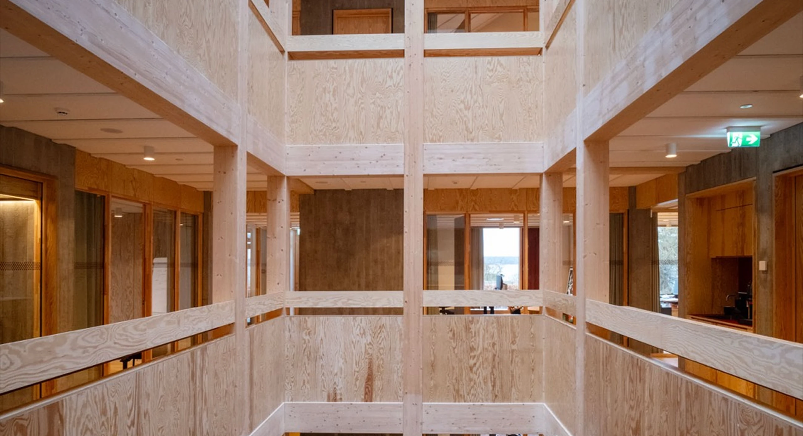 Julemærkefondens Hus – glasvægge og døre i stavlimet fyrretræ (Wallmakers Træsystem No. 4)