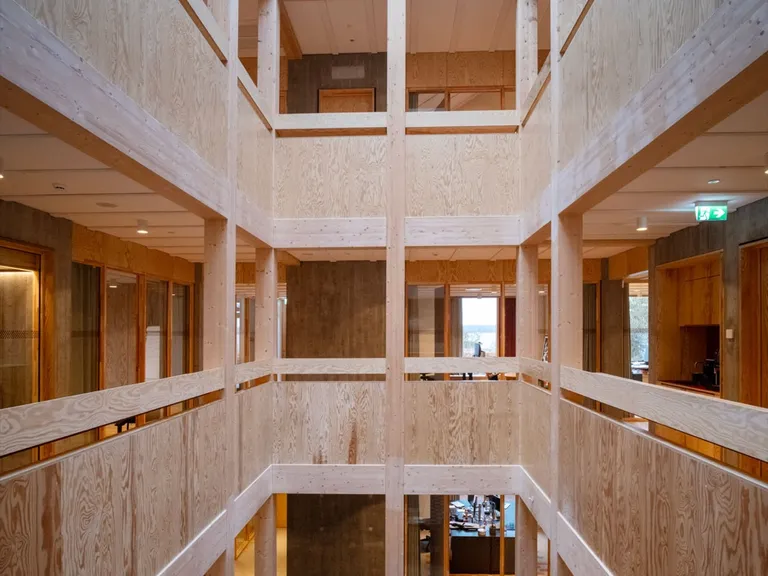Julemærkefondens Hus – glasvægge og døre i stavlimet fyrretræ (Wallmakers Træsystem No. 4)