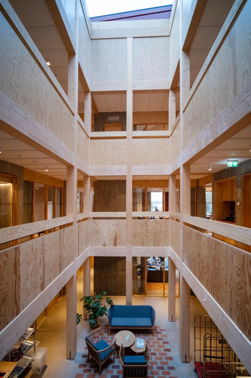 Julemærkefondens Hus – glasvægge og døre i stavlimet fyrretræ (Wallmakers Træsystem No. 4)