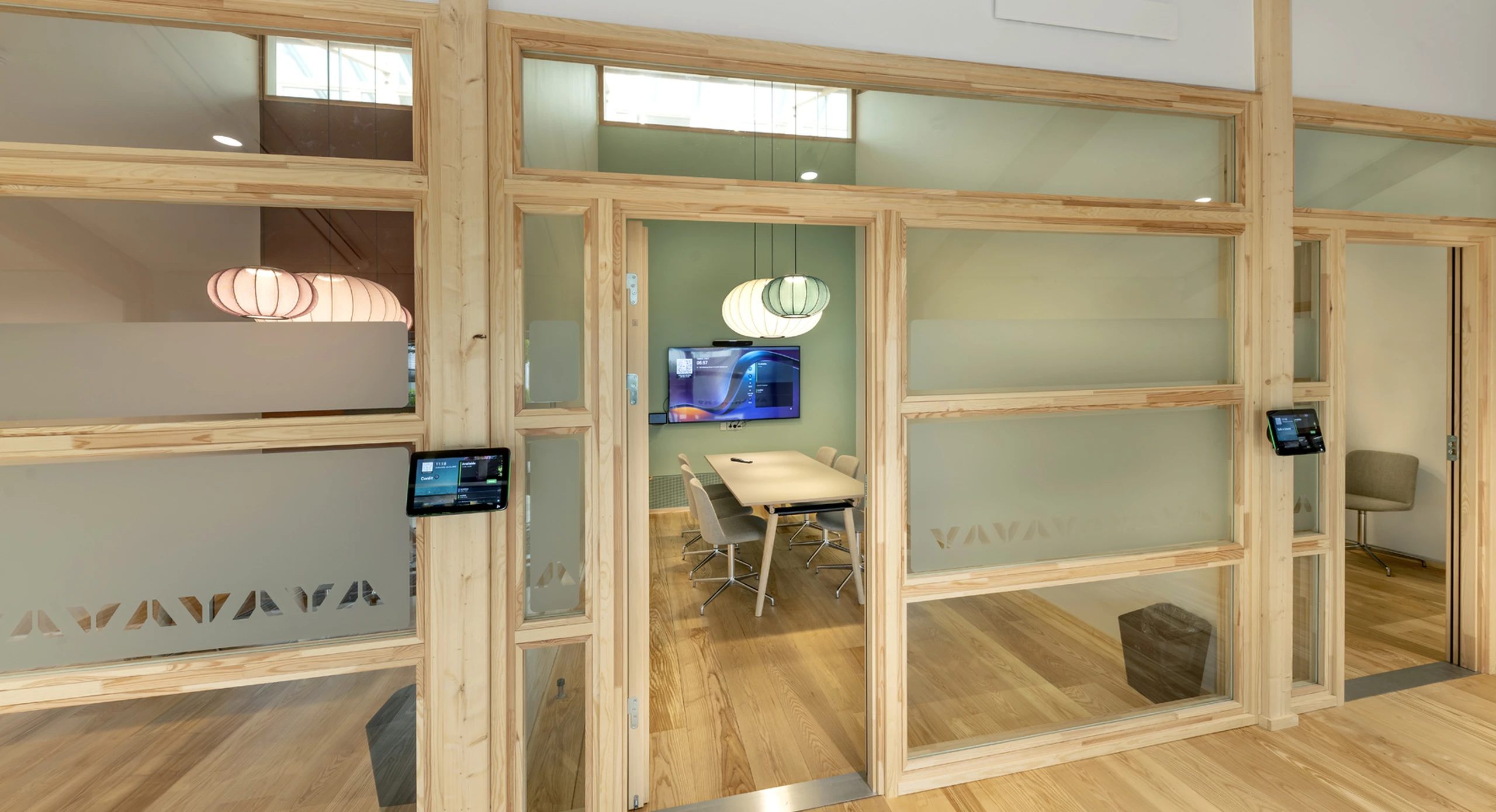 Rockwool HQ – træ-/glasrammepartier og døre i stavlimet fyrretræ
