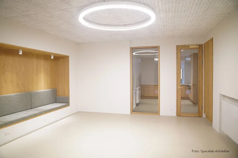 Spacelab Arkitekter – kontormiljø med glaspartier i egetræ