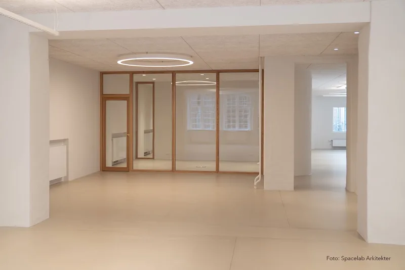 Spacelab Arkitekter – lyst kontor med glasvægge i egetræ