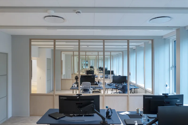 Danmarks Skibskredit – kontormiljø med træ- og glaspartier