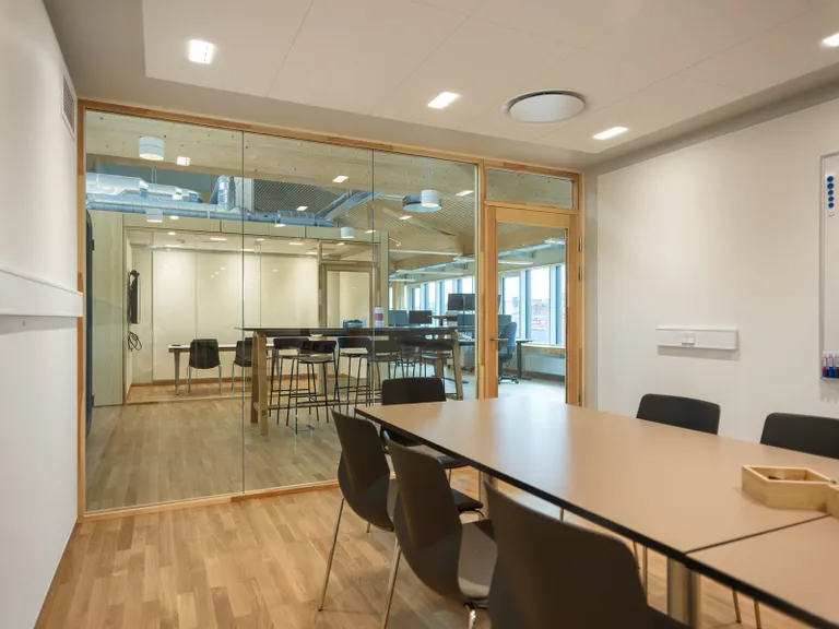 HOFOR – brandglas og træ i høje arkitektoniske rammer fra Wallmakers