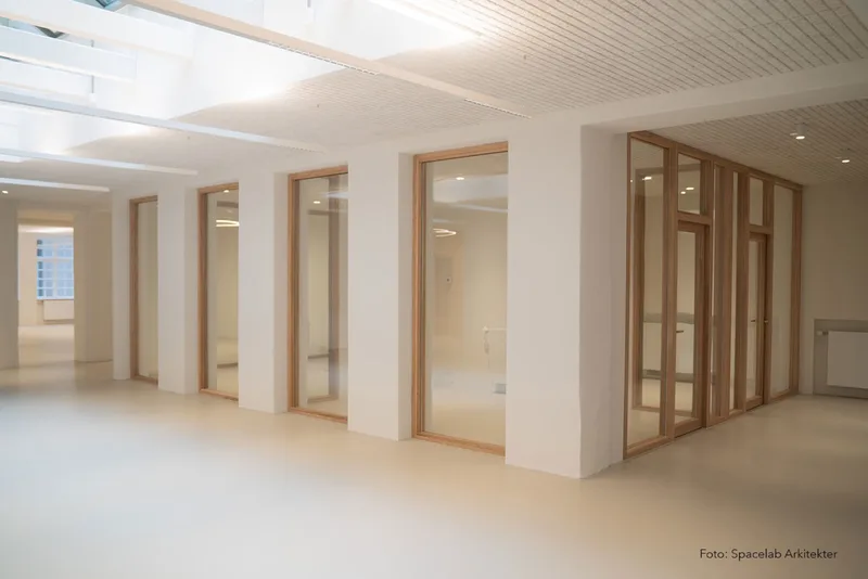 Spacelab Arkitekter – glasvæg med kraftige egetræsprofiler