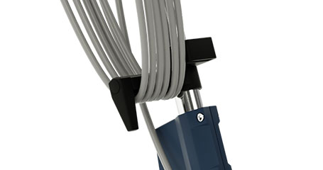 Kabelhalterung mit aufgewickeltem Kabel an der Deichsel