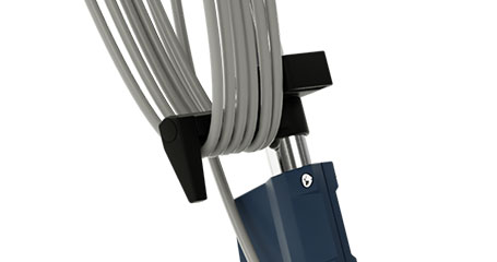 Kabelhalterung mit aufgewickeltem Kabel am Deichselrohr