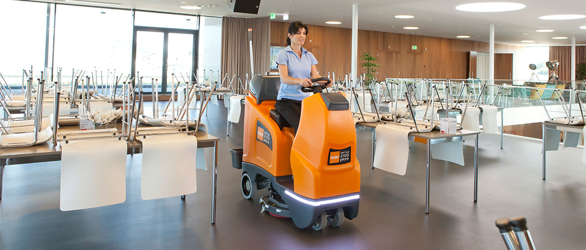 Aufsitz-Scheuersaugmaschine TASKI swingo in einem Wartebereich