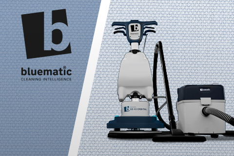 Logo bluematic neben Bodenreinigungsmaschine und Sauger