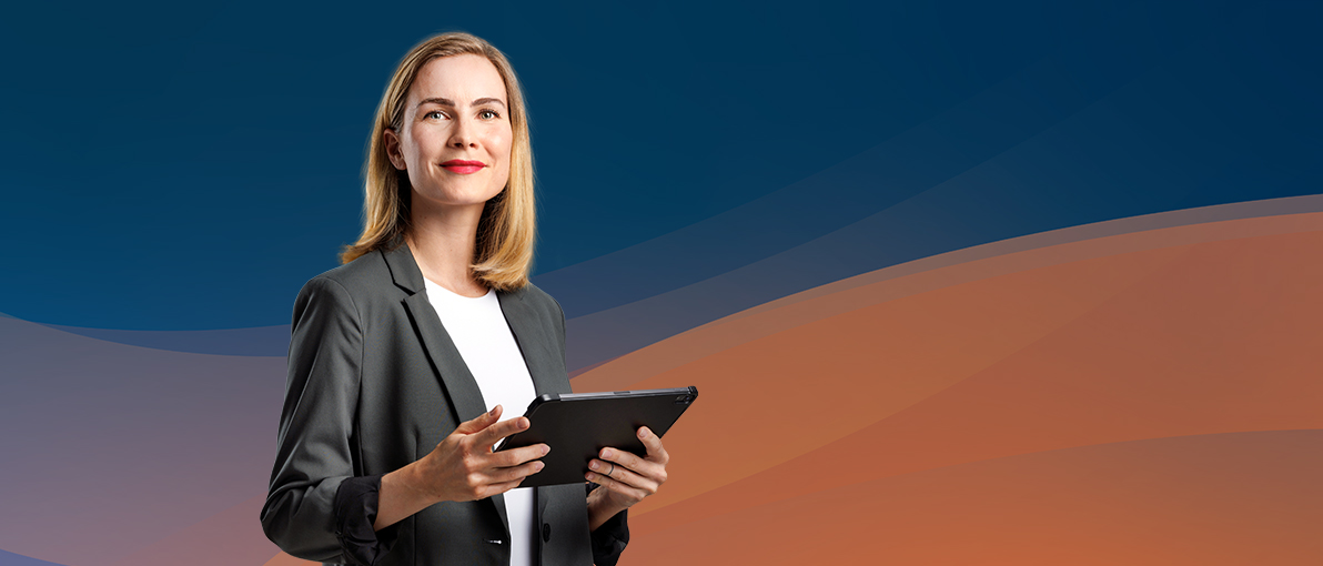 Mitarbeiterin mit Tablet vor blau-orangem Hintergrund