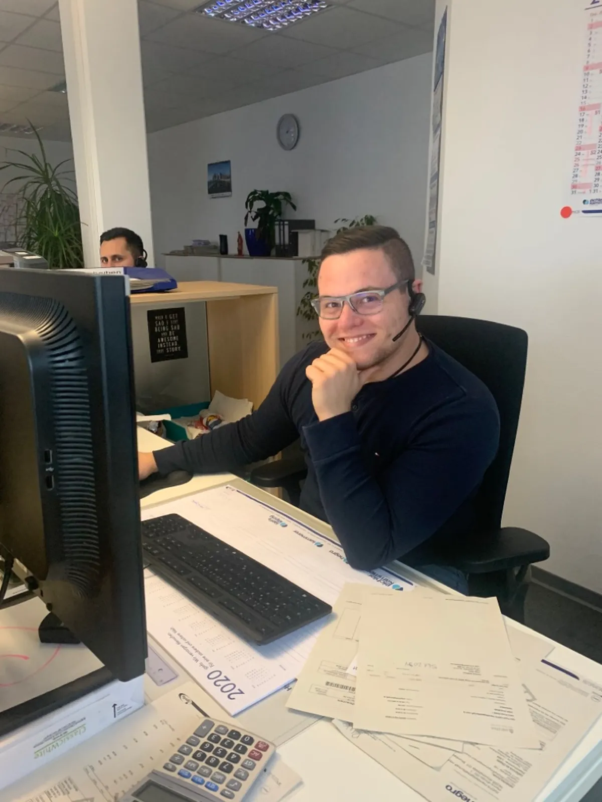Ruben Wedel sitzt am Arbeitsplatz.