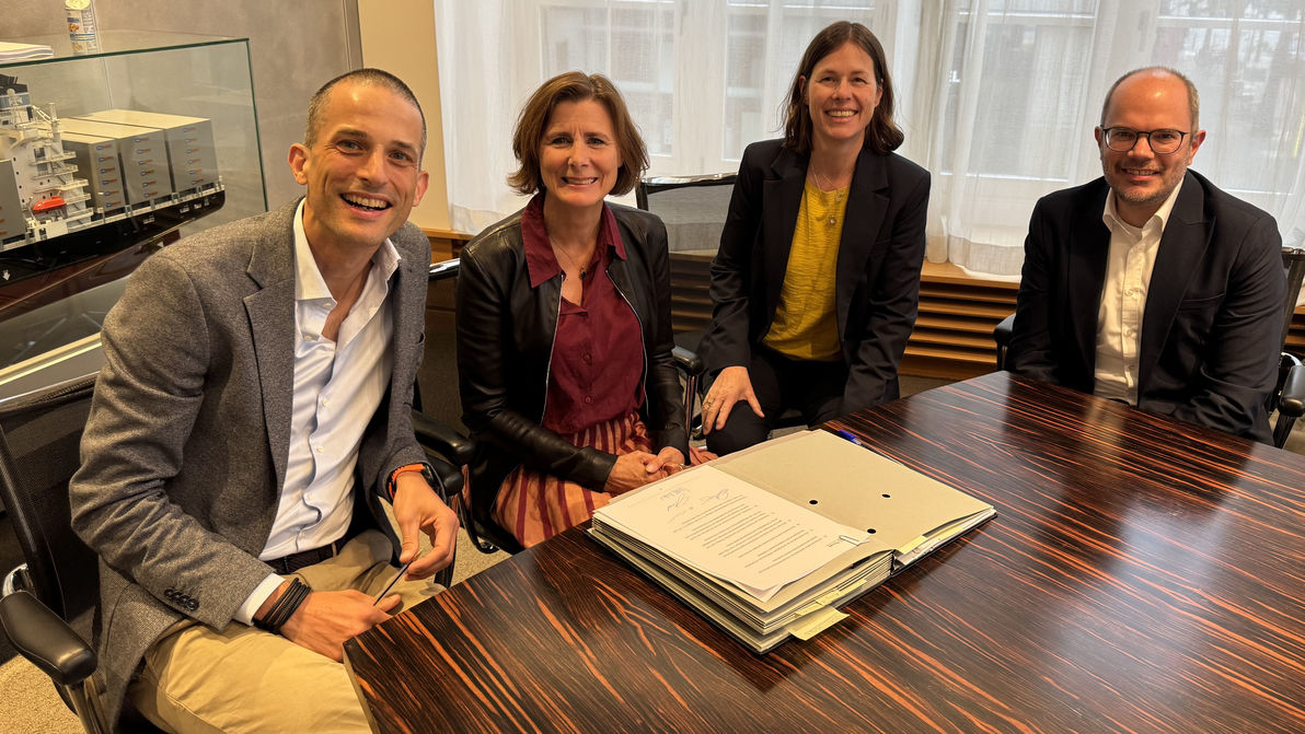Matthias Rucker, Steffi Hoppenthaler, Julia del Pino Latorre und Christian Hunold beim Vertragsabschluss
