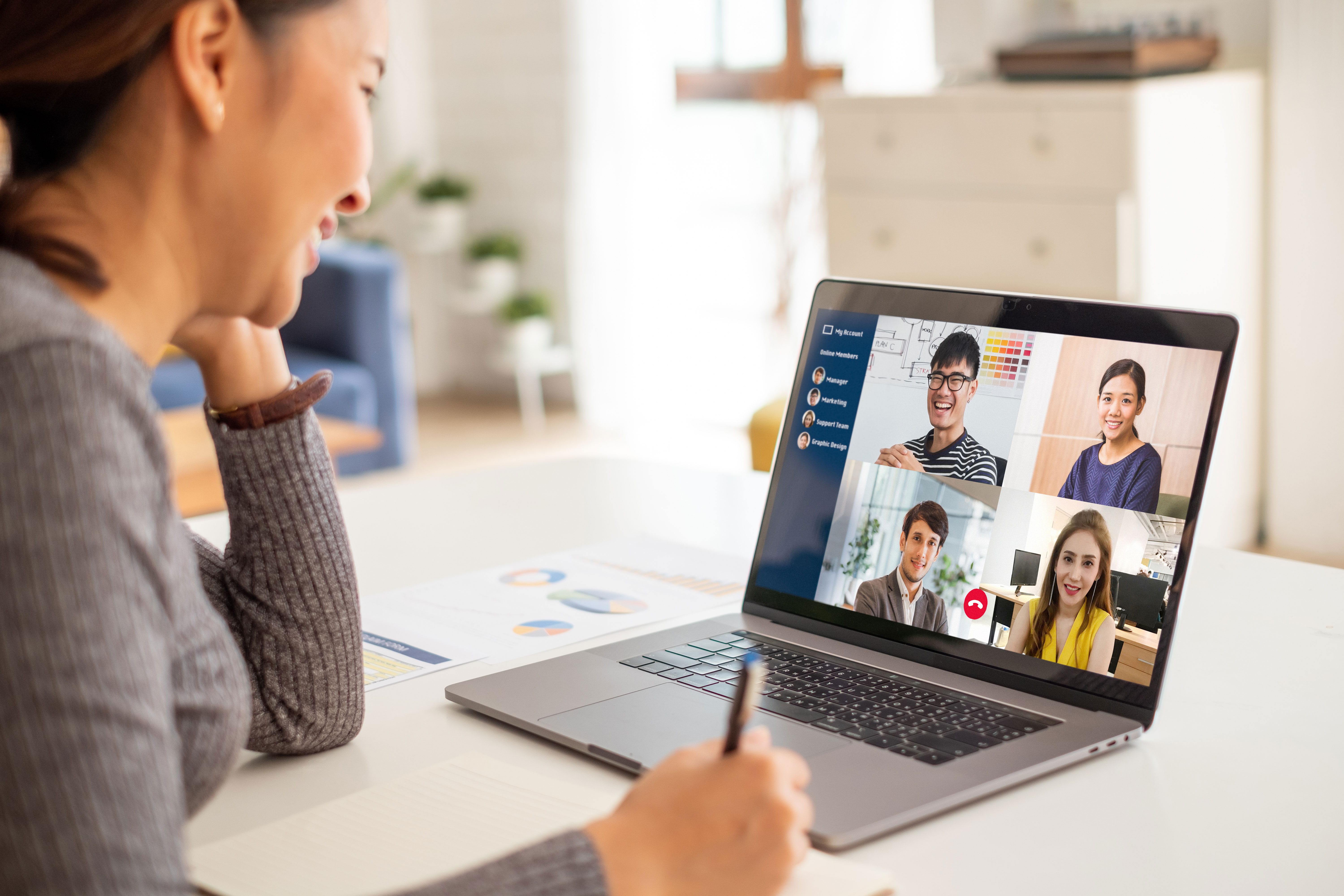 Frau Laptop Conference Call