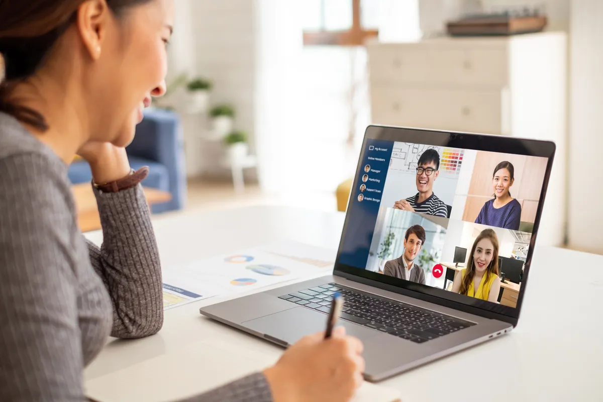 Frau Laptop Conference Call