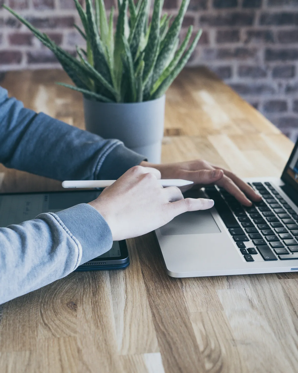 Person nutzt Laptop