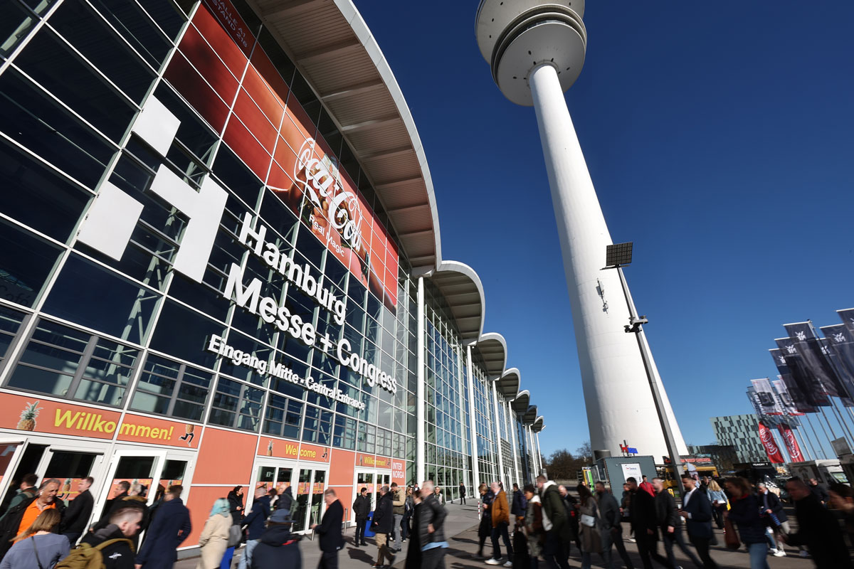 Besucher vor dem Eingang der Hamburg Messe, Fernsehturm dahinter