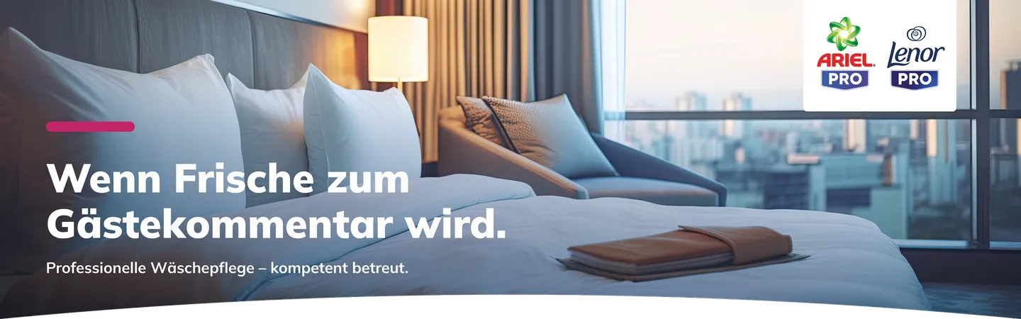 Elegantes Hotelzimmer mit großem Bett und Kissen, Fenster mit Stadtblick, Text und Logos von Ariel und Lenor Pro.