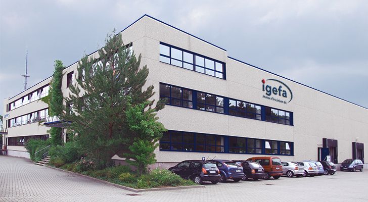 igefa-Zentrale Blumberg, Bürogebäude mit Logo und Parkplatz