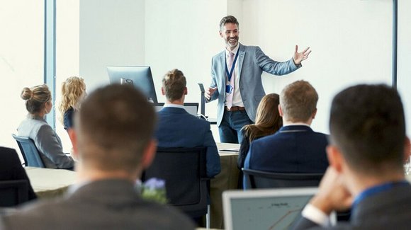 Referent spricht vor Zuhörern in einem Schulungsraum