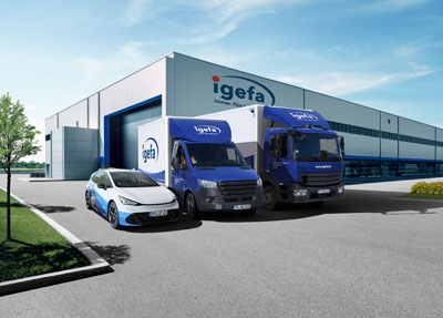 igefa-Lkw, Transporter und E-Auto vor Lagerhalle
