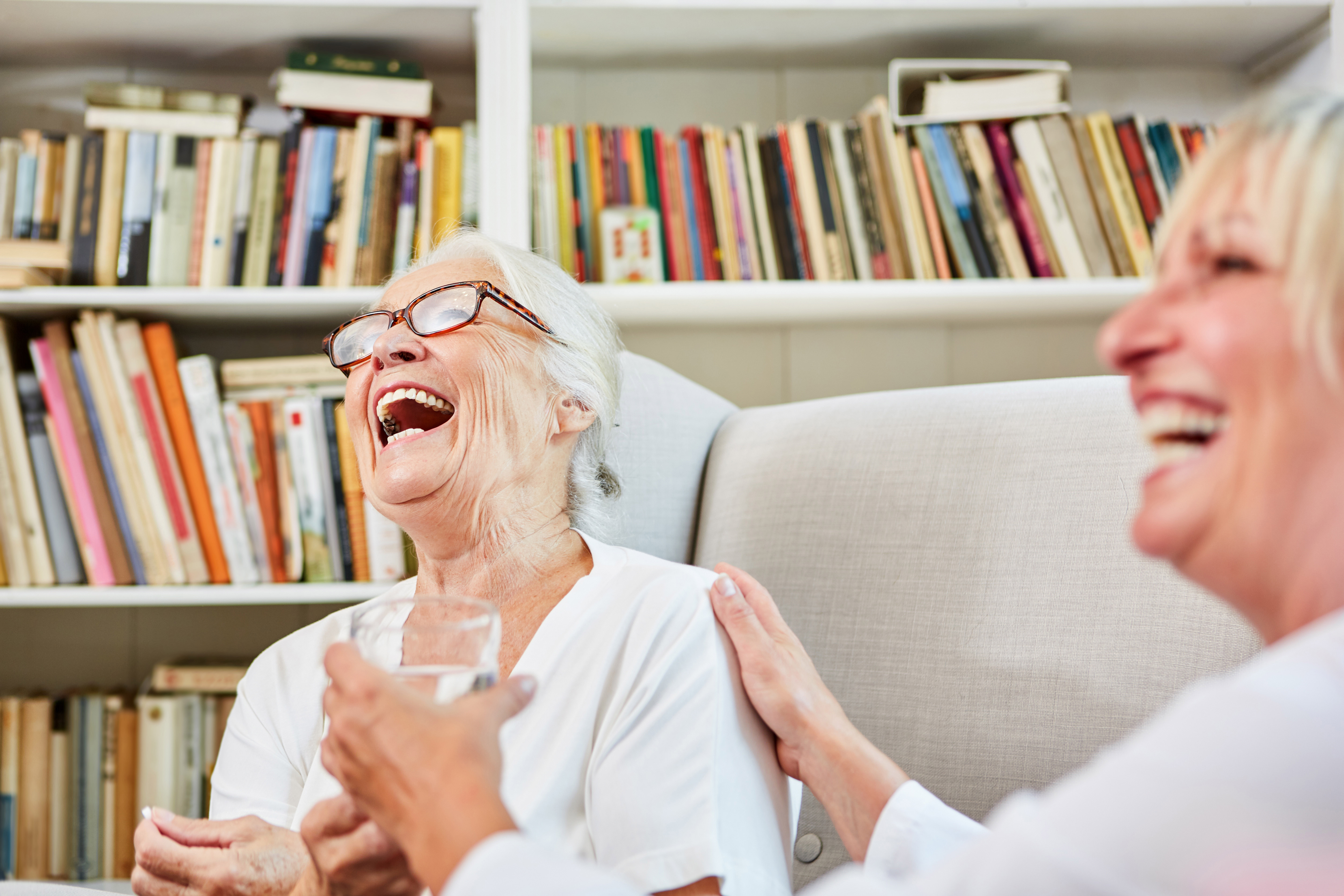 Frauen lachen
