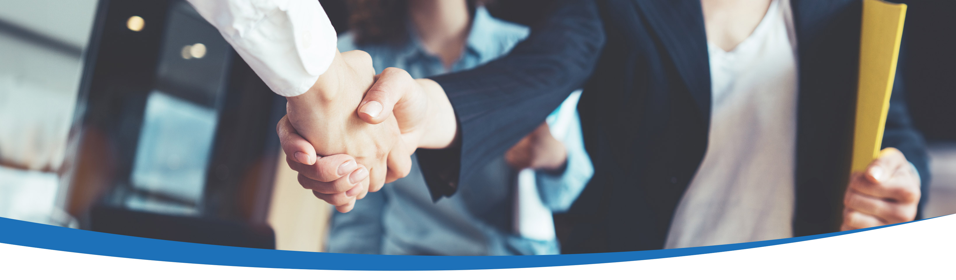 Handschlag zweier Personen in Businesskleidung