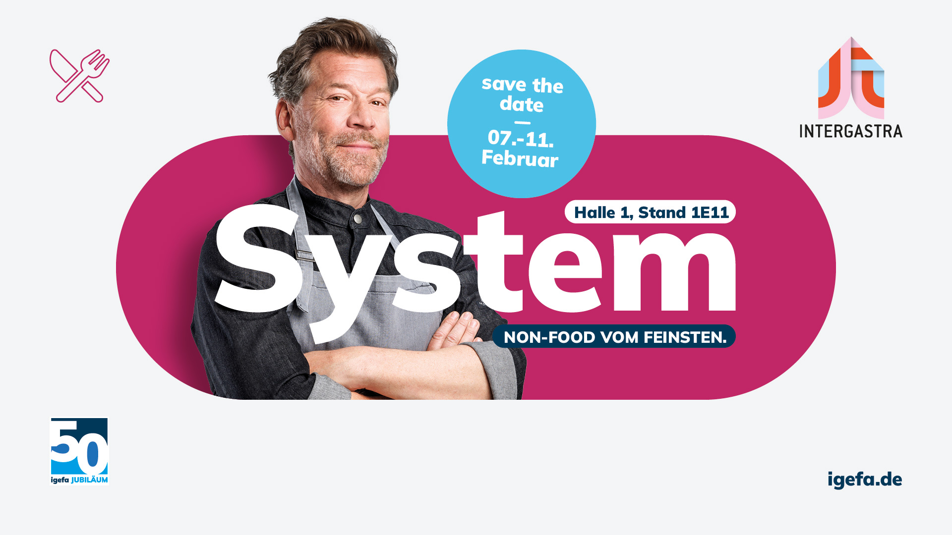 Mann mit verschränkten Armen, Schriftzug System Non-Food vom Feinsten