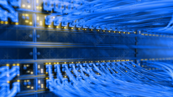 Serverschrank mit blauen Netzwerkkabeln